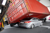 konténer vs. hyundai elantra konténer vs. hyundai elantra